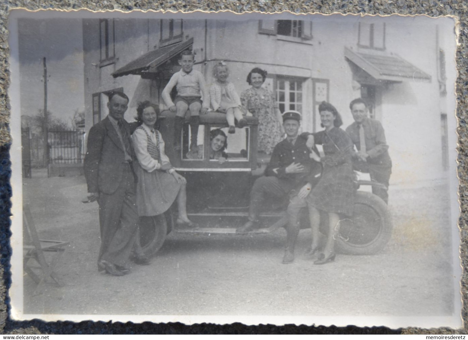 CPSM Carte Postale Photo - VILLE SUR TOURBE - 1946 - Le Gendarme Et Sa Fammile Autour De La Voiture - Ville-sur-Tourbe