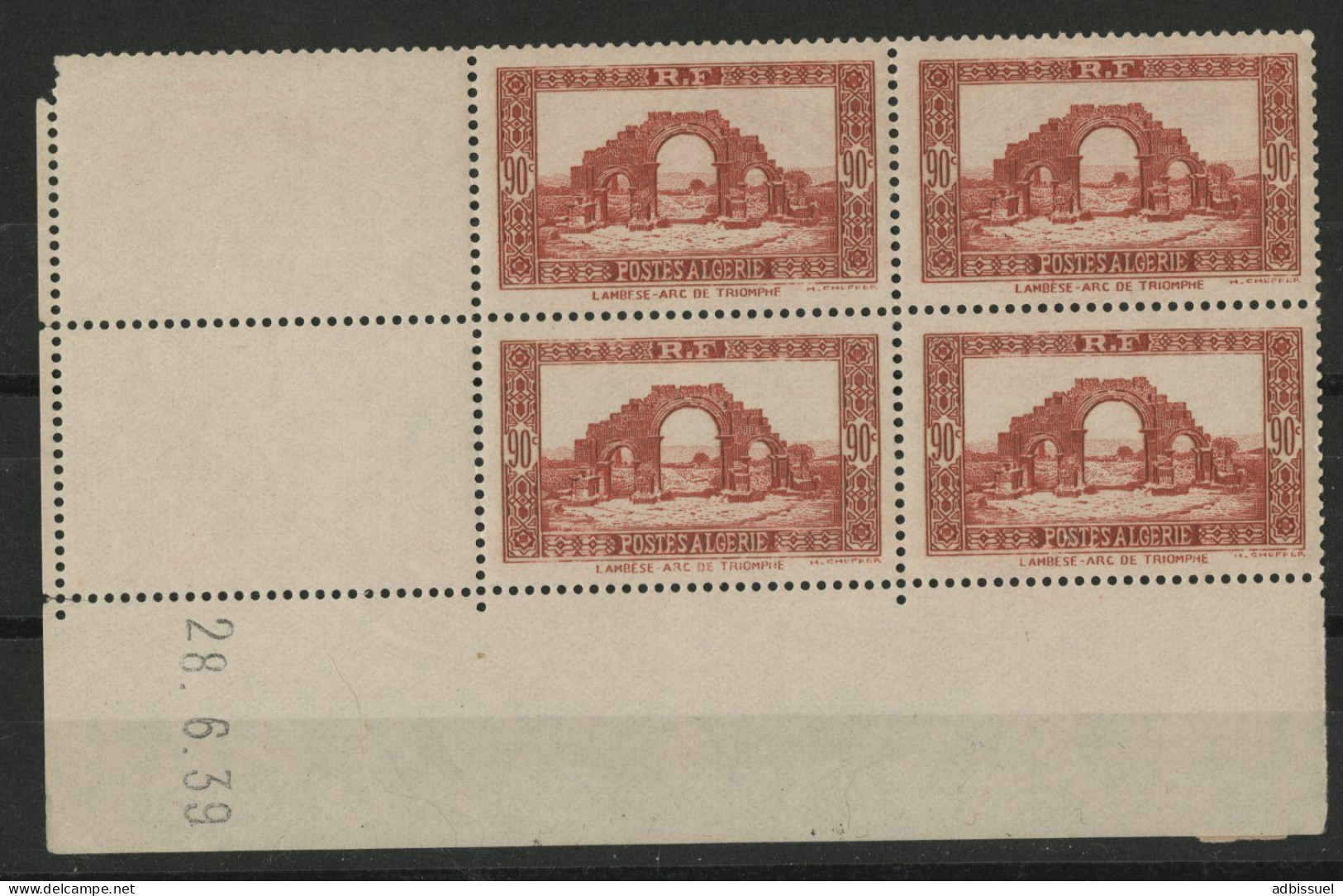 ALGERIE N° 115 Bloc De Quatre Avec Coin Daté 90 Ct Rouge Arc De Triomphe De Lambèse Neufs ** (MNH) - Ungebraucht