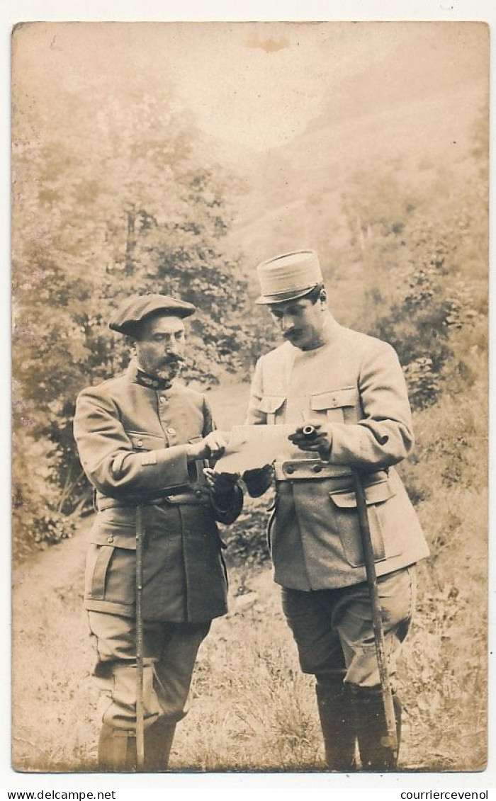 CPA Photo - Deux Militaires Consultant Un Document, En Montagne - Weltkrieg 1939-45