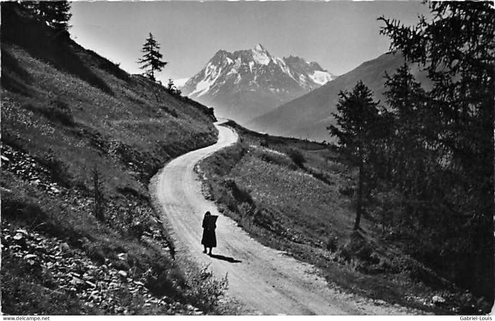 La Route Pittoresque De St. Martin à Eison Saint-Martin Paysanne De Montagne Avec Une Hotte - Saint-Martin