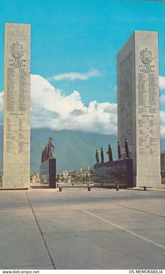 Caracas - Avenida De Los Proceres Old Postcard - Venezuela