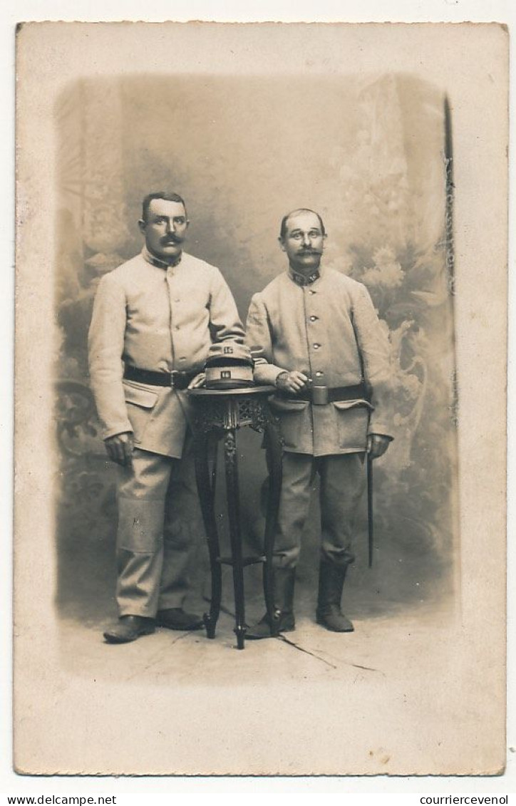 CPA Photo - Deux Militaires Posant En Studio - N°16 Sur Le Col Et Les Coiffes - Personen