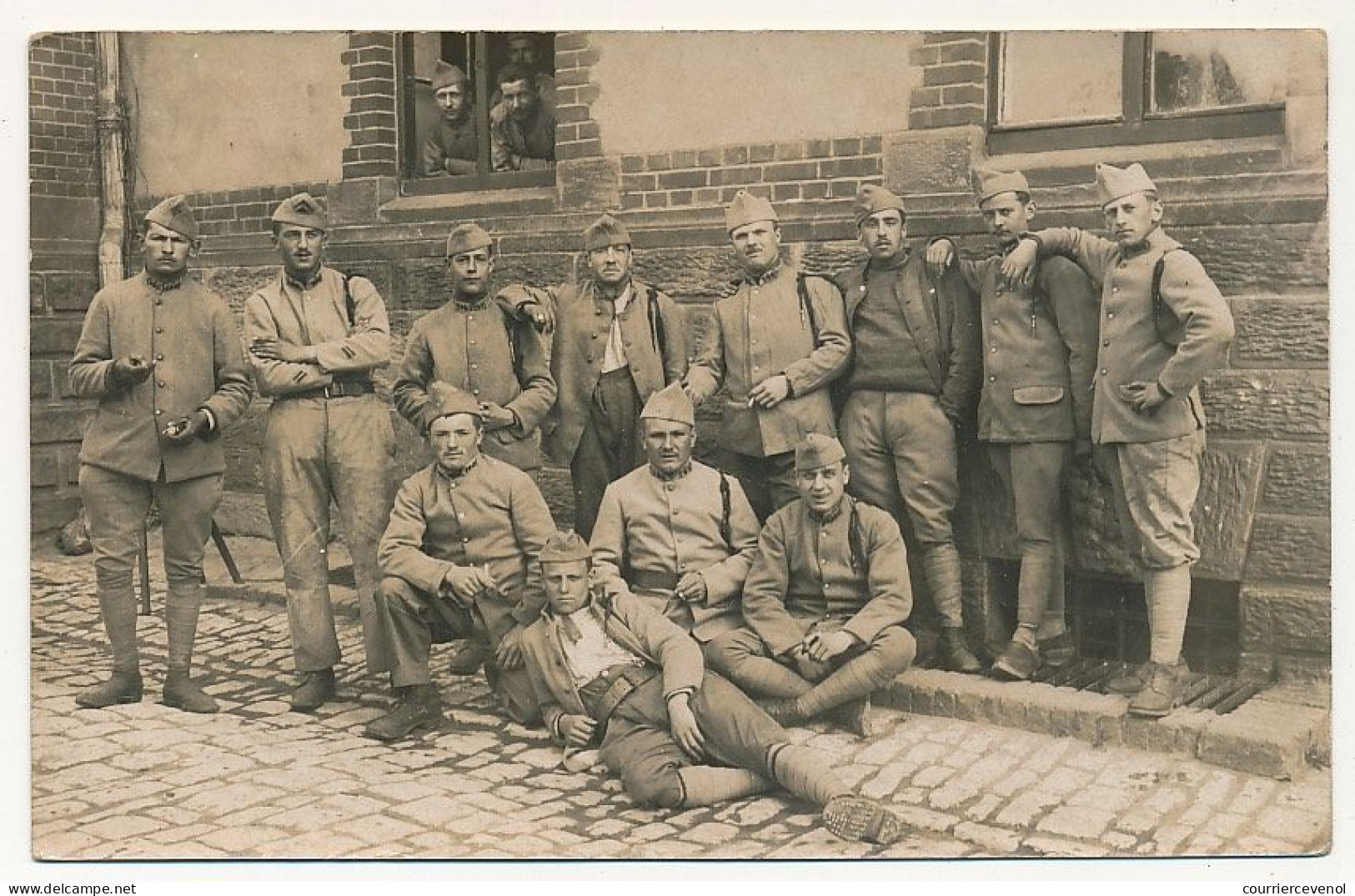 CPA Photo - Groupe De Militaires - N° 140 Sur Les Cols - Personnages