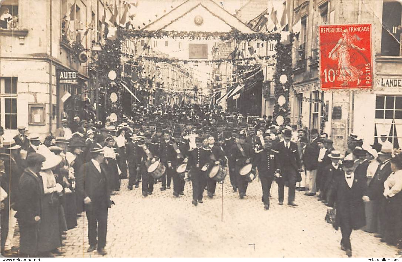 Baugé         49        Fête. Défilé Dans La Rue. Fanfare.  Carte Photo     (voir Scan) - Sonstige & Ohne Zuordnung