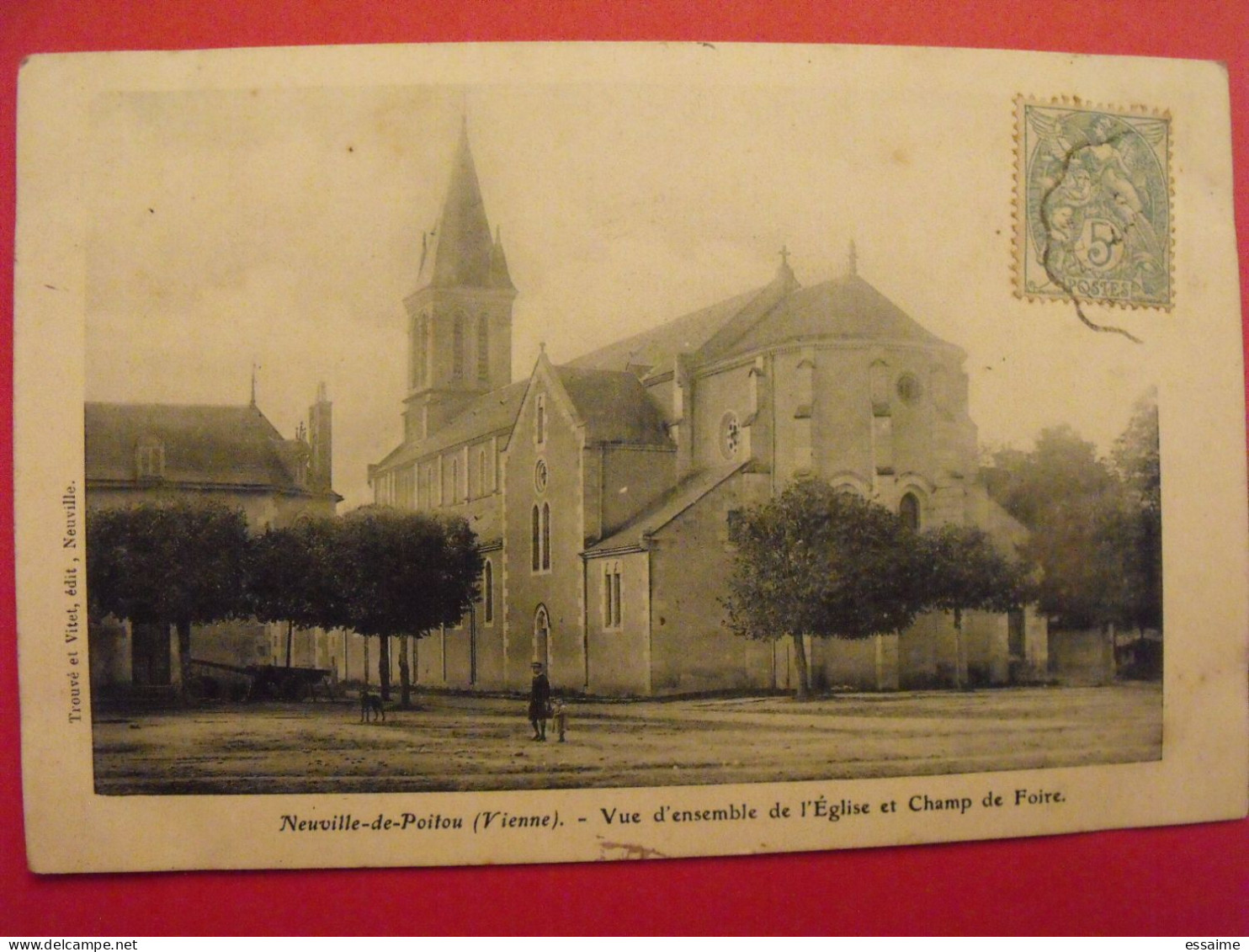 Carte Postale Vienne 86. Neuville De Poitou. Vue D'ensemble De L'église Et Champ De Foire - Neuville En Poitou