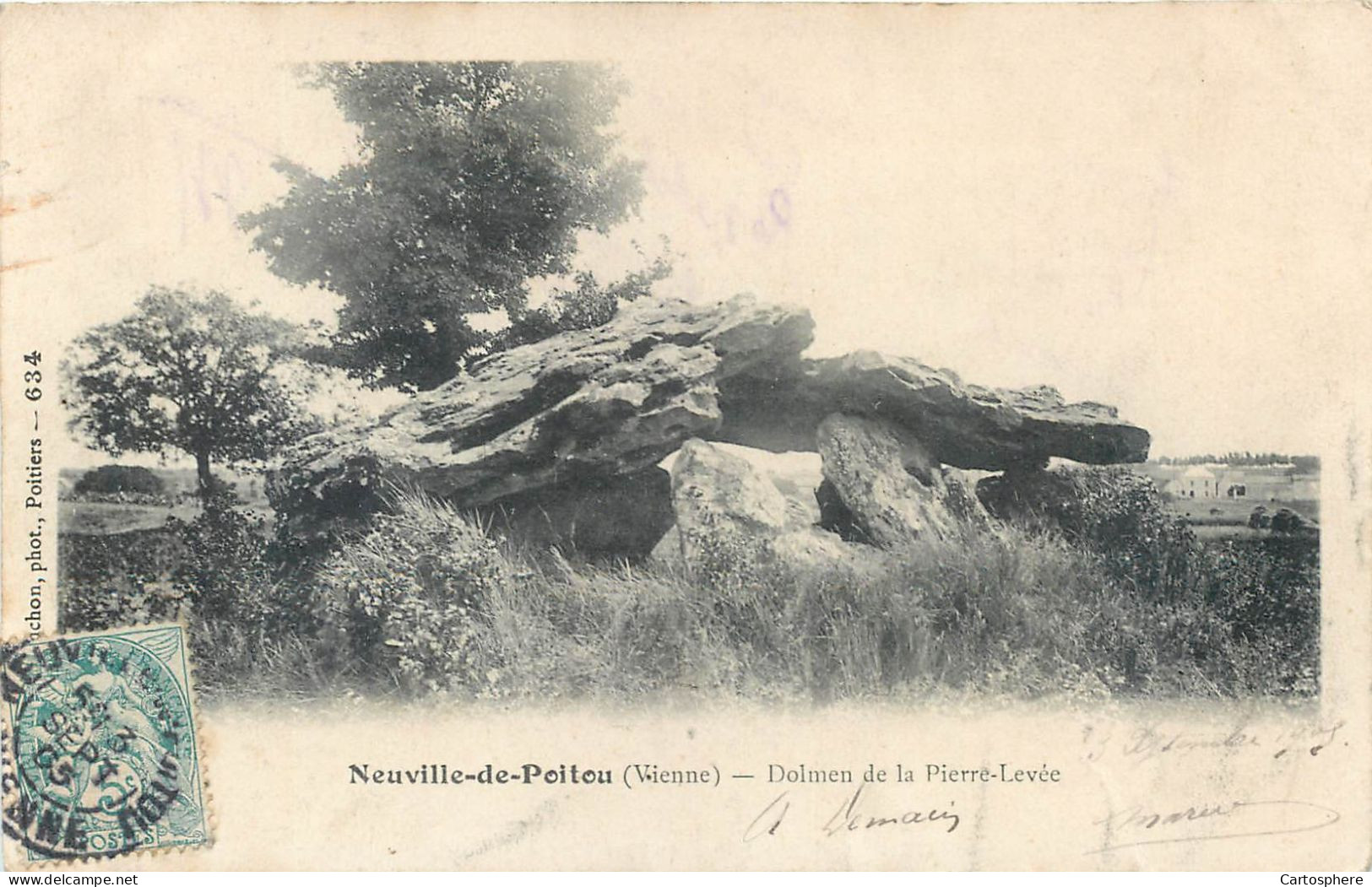 CPA 86 Vienne > Neuville En Poitou Dolmen De La Pierre Levée - Etat : Plis - Neuville En Poitou