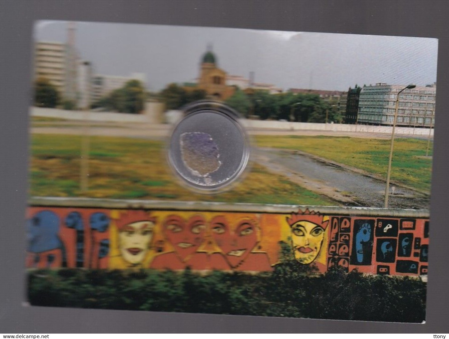 Carte Postale Allemagne Mur De Berlin  Kreuzberg Waldemar Strasse Malerei An Des Berliner Mauer Avec Un Morceau Du Mur - Muro De Berlin