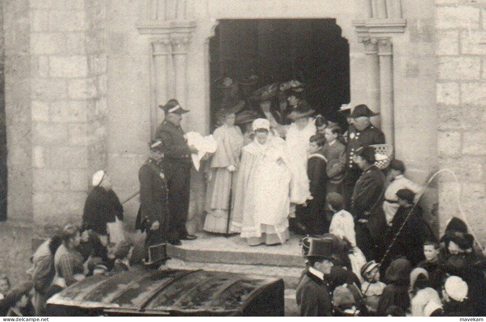 Cpa Photo Trés Animée  " Sortie D'une église à Identifier " ( Bicornes, Caleche ) - Noces