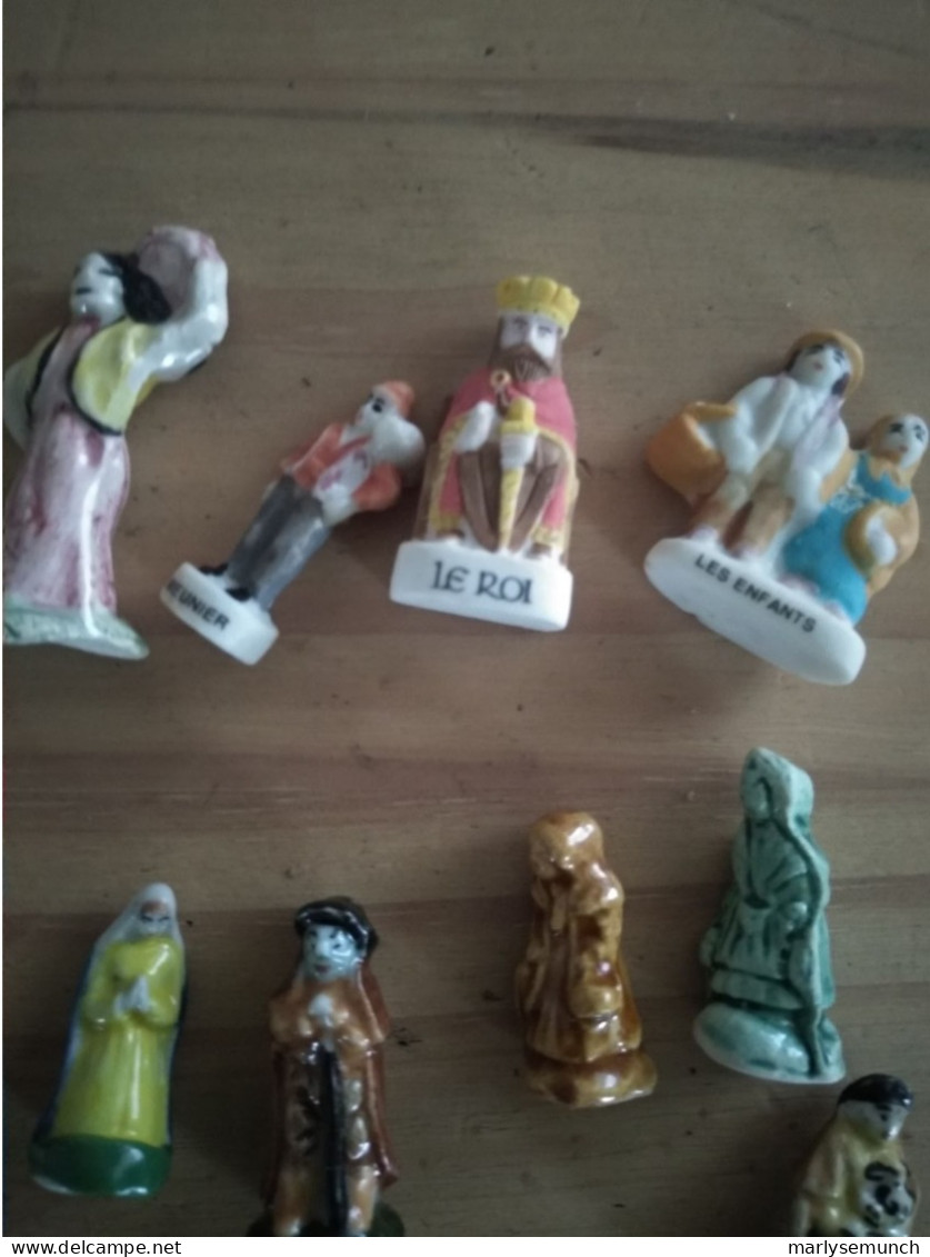 Lot De 15 Fèves Sujets Santons - Santini