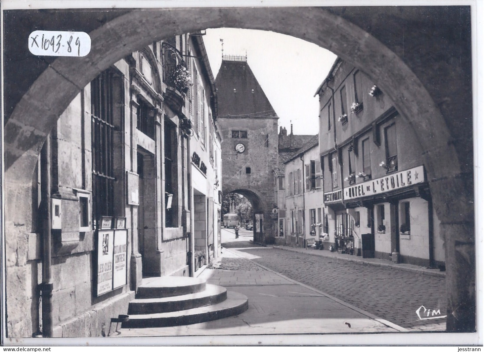 NOYERS-SUR-SEREIN- LA PORTE DE VILLE VUE DES ARCADES- CIM AC 892072- HOTEL DE L ETOILE - Noyers Sur Serein