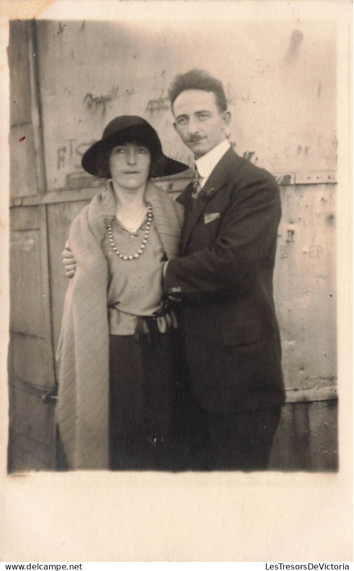 COUPLES - Photo De Couple - Homme Tenant Sa Femme - Carte Postale Ancienne - Parejas