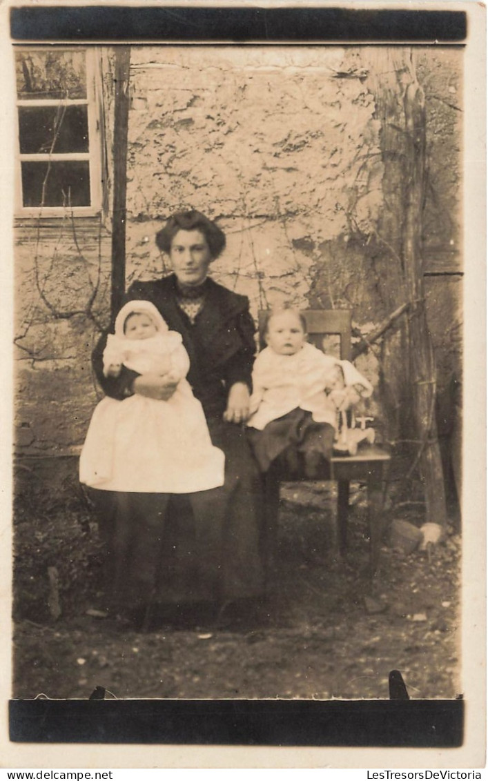 FANTAISIE - Bébés - Une Mère Assise Dans La Cour Avec Ses Deux Enfants - Carte Postale Ancienne - Baby's