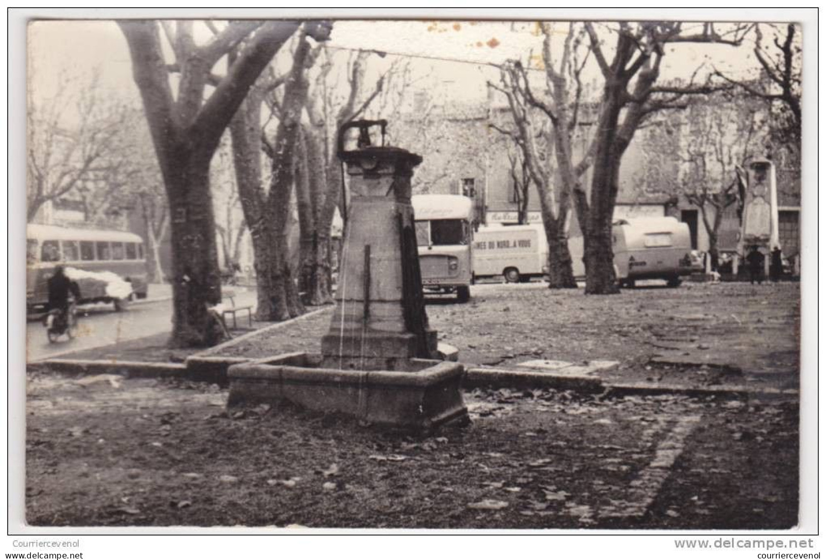 CPSM - TRETS (Bouches Du Rhône) - Place De La Mairie - Trets