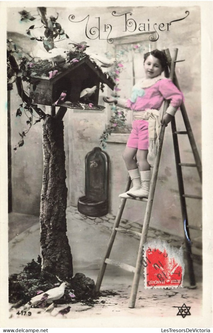 FANTAISIES - Un Baiser - Enfant Avec Des Oiseaux - Carte Postale Ancienne - Autres & Non Classés