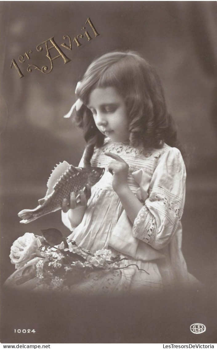 FÊTES - VŒUX -  1er Avril - Petite Fille Avec Un Poisson En Jouet - Carte Postale Ancienne - 1 De April (pescado De Abril)