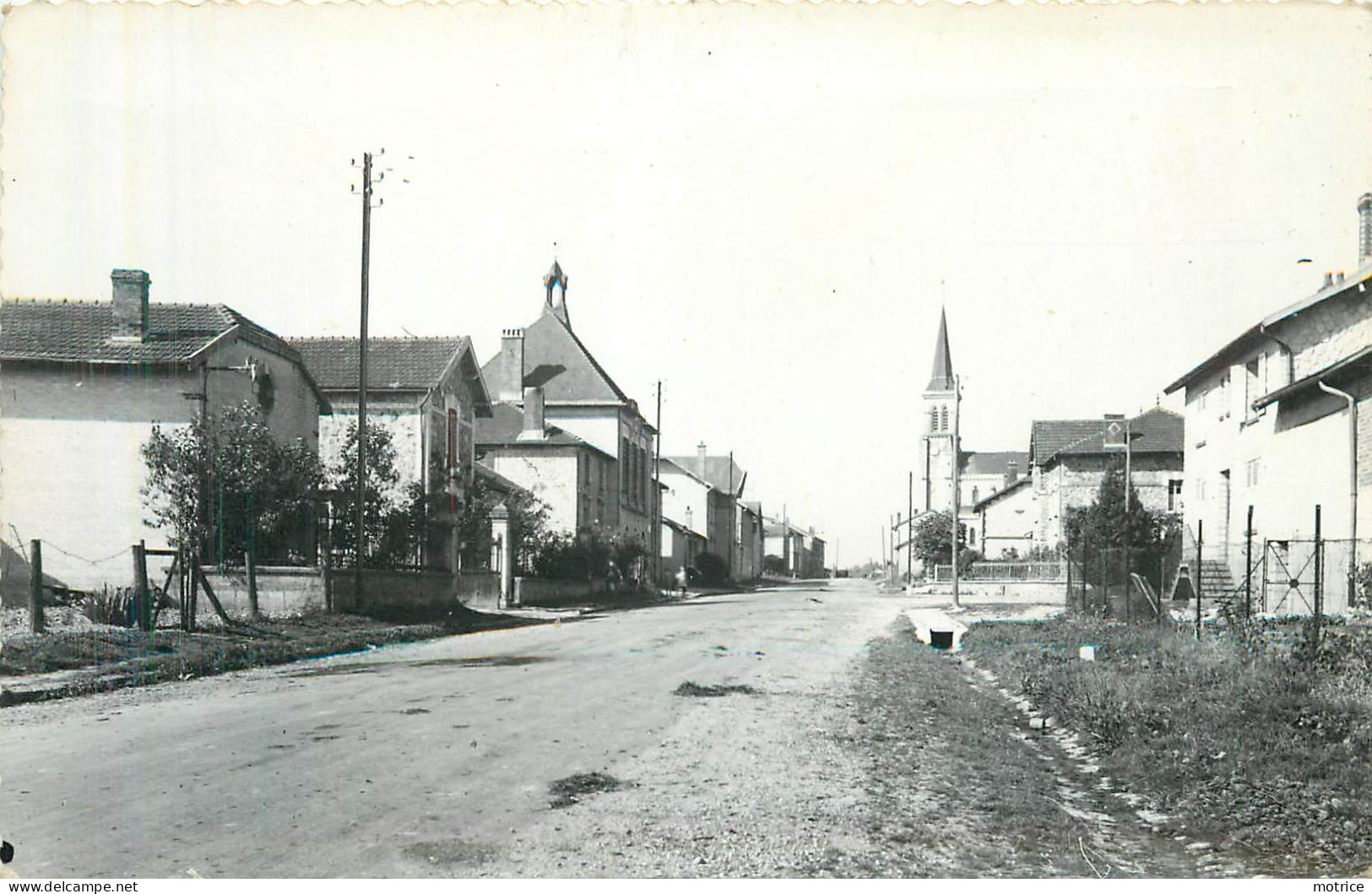 VILLE SUR TOURBE - Rue Principale, église. - Ville-sur-Tourbe