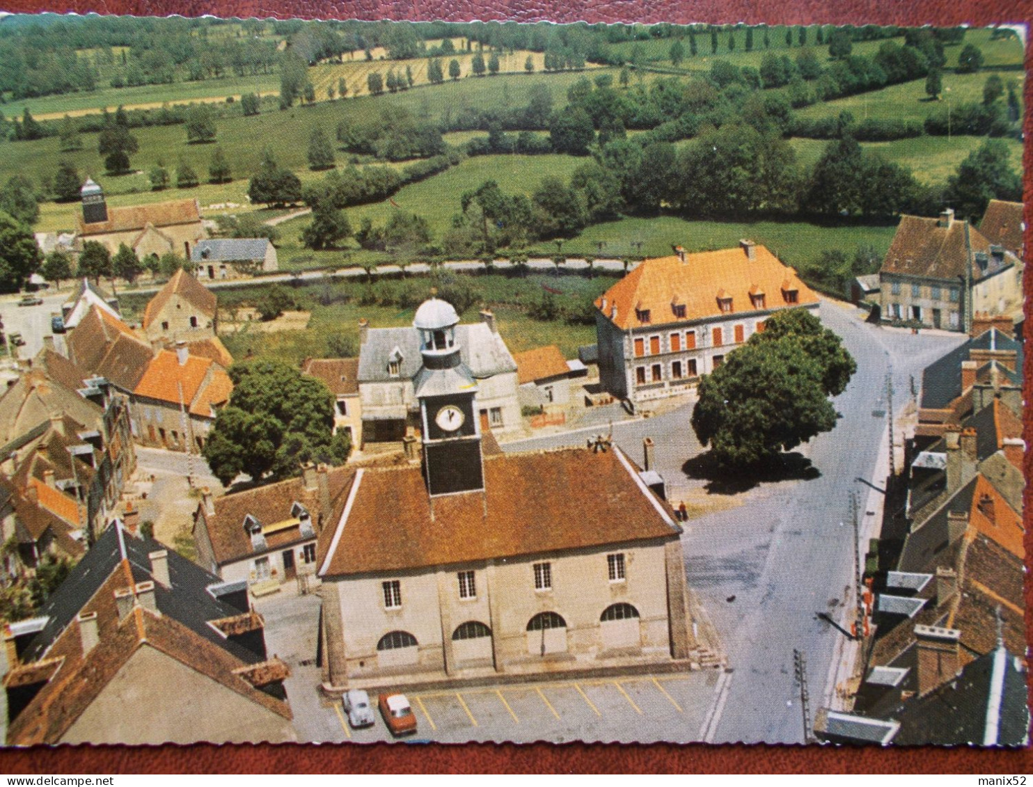 23 - CHASTELUS MALVALEIX - La Halle Surmontée D'une Horloge. (Vue Aérienne Du Centre Du Bourg) CPSM - Chatelus Malvaleix