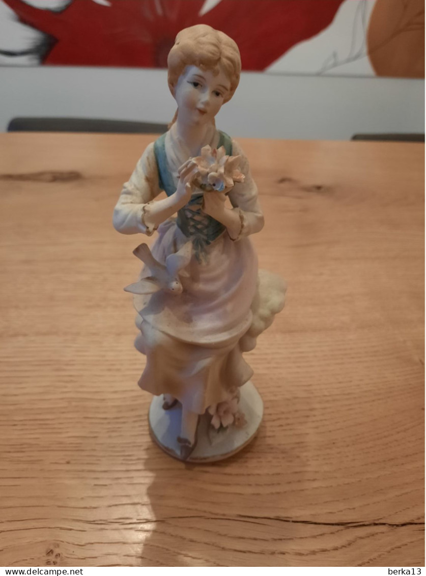 Jolie Statuette De Jeune Fille En Porcelaine - Autres & Non Classés