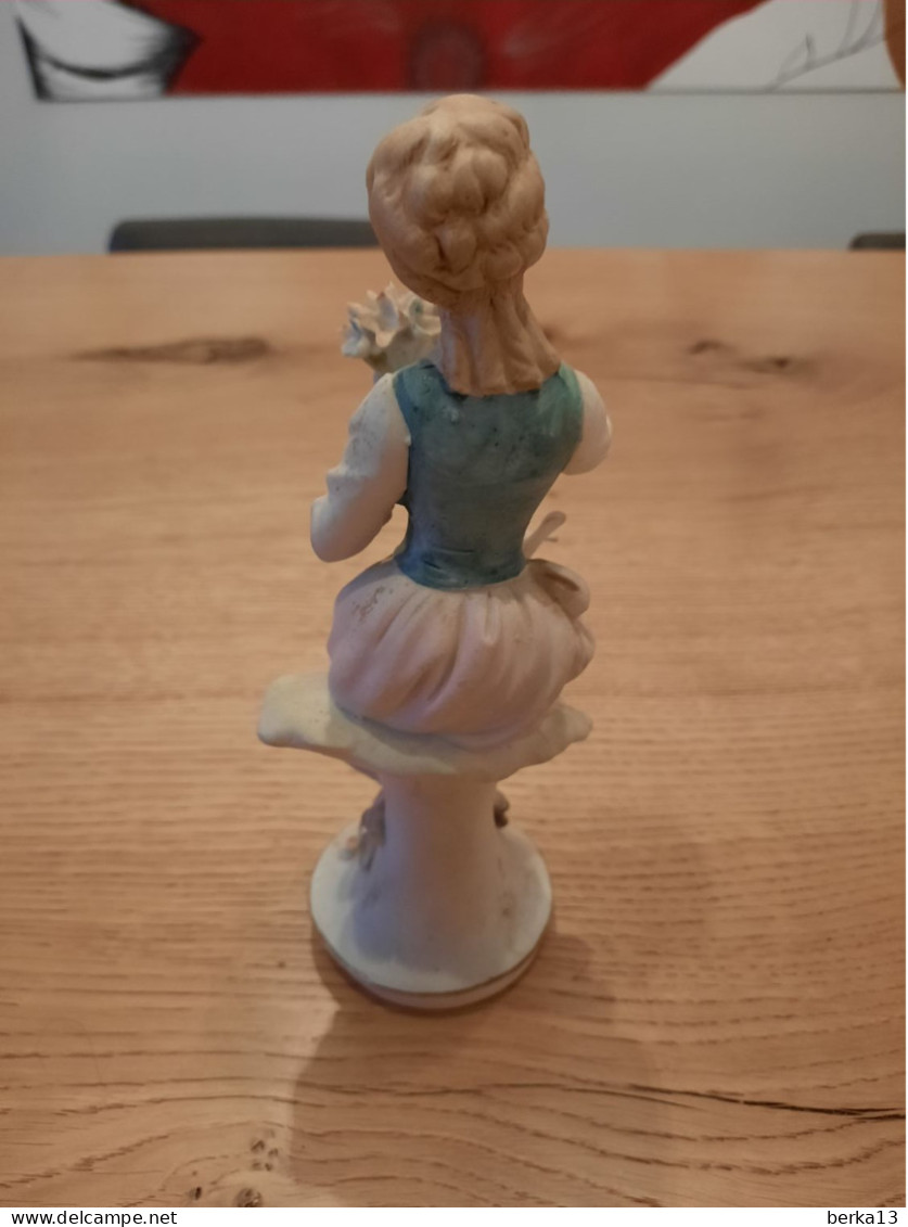 Jolie Statuette De Jeune Fille En Porcelaine - Autres & Non Classés