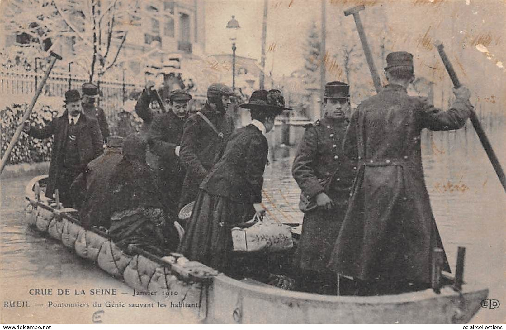 Rueil Malmaison       92        Inondation 1910.  Pontonniers Du Génie Sauvant Le Habitants   (voir Scan - Rueil Malmaison