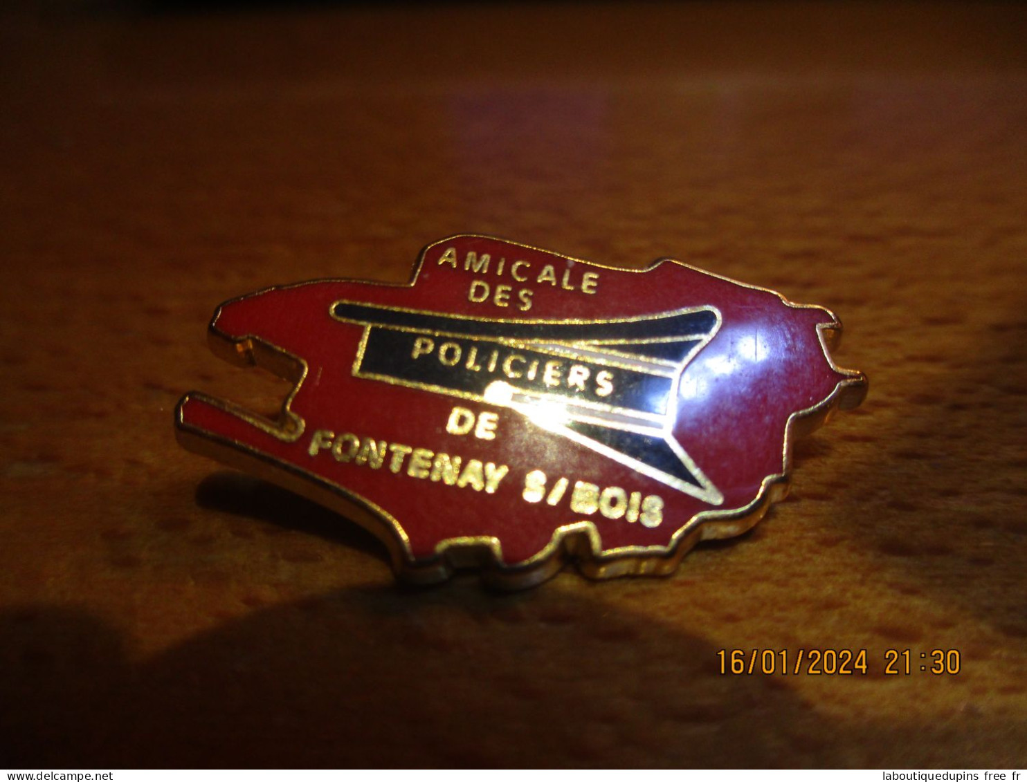 Lot 03 -- Pin's Police Amicale Des Policiers De Fontenay Sous Bois -- LB Creation  -- Dernier Vendu 01 / 2018 - Police