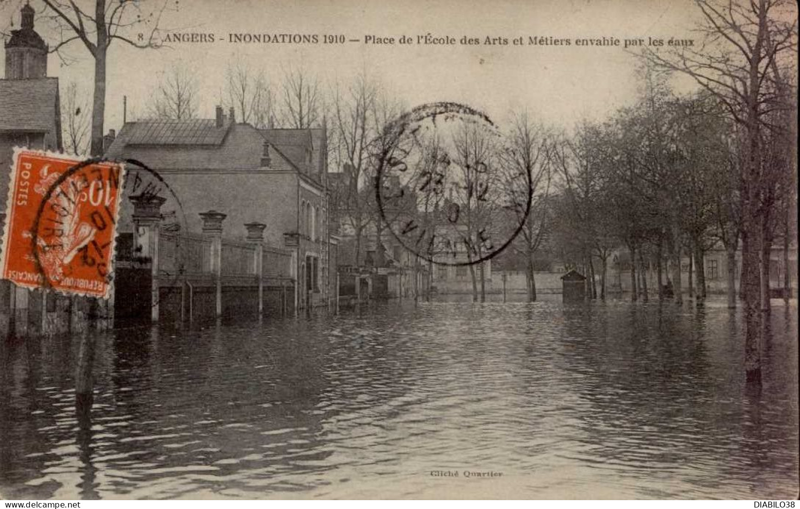 ANGERS       ( MAINE ET LOIRE )  INONDATIONS 1910 . PLACE DE L ' ECOLE DES ARTS ET METIERS ENVAHIE PAR LES EAUX - Floods