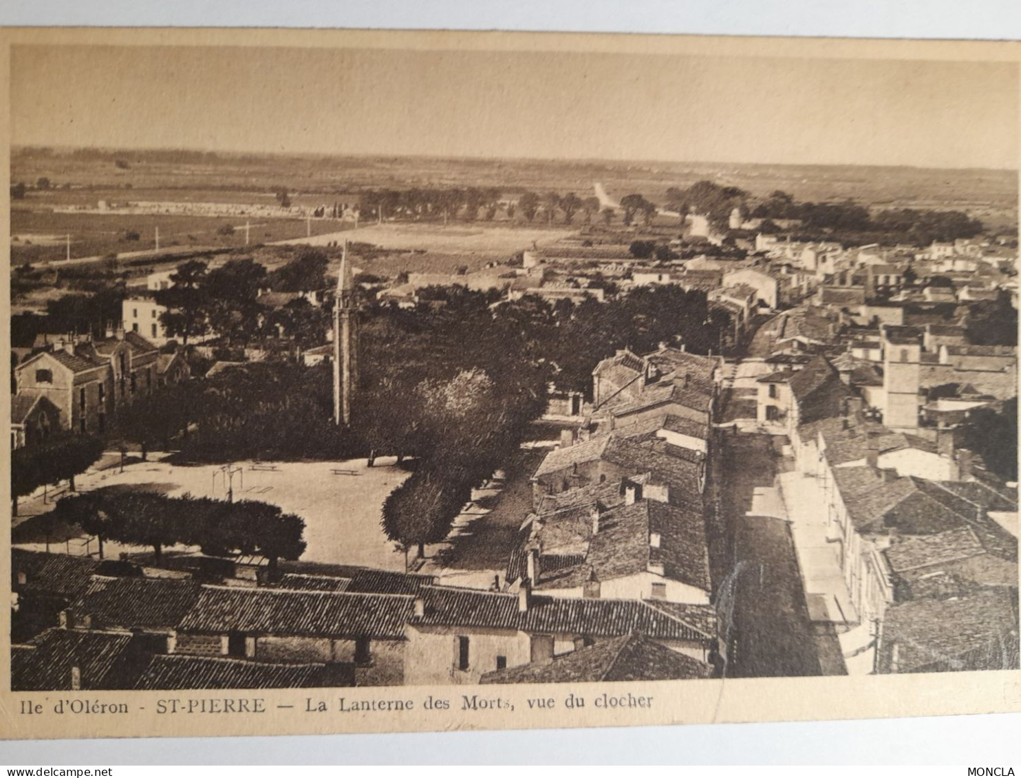 LA LANTERNE DES MORTS.VUE DU CLOCHER.VERS 1920. - Saint-Pierre-d'Oleron