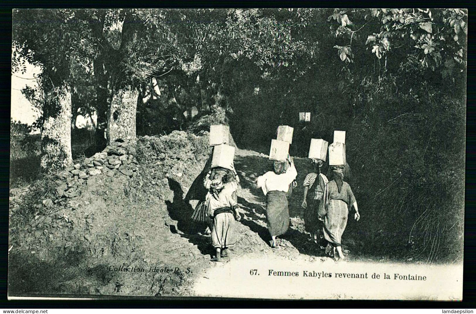 A67  ALGERIE CPA FEMMES KABYLES REVENANT DE LA FONTAINE - Sammlungen & Sammellose