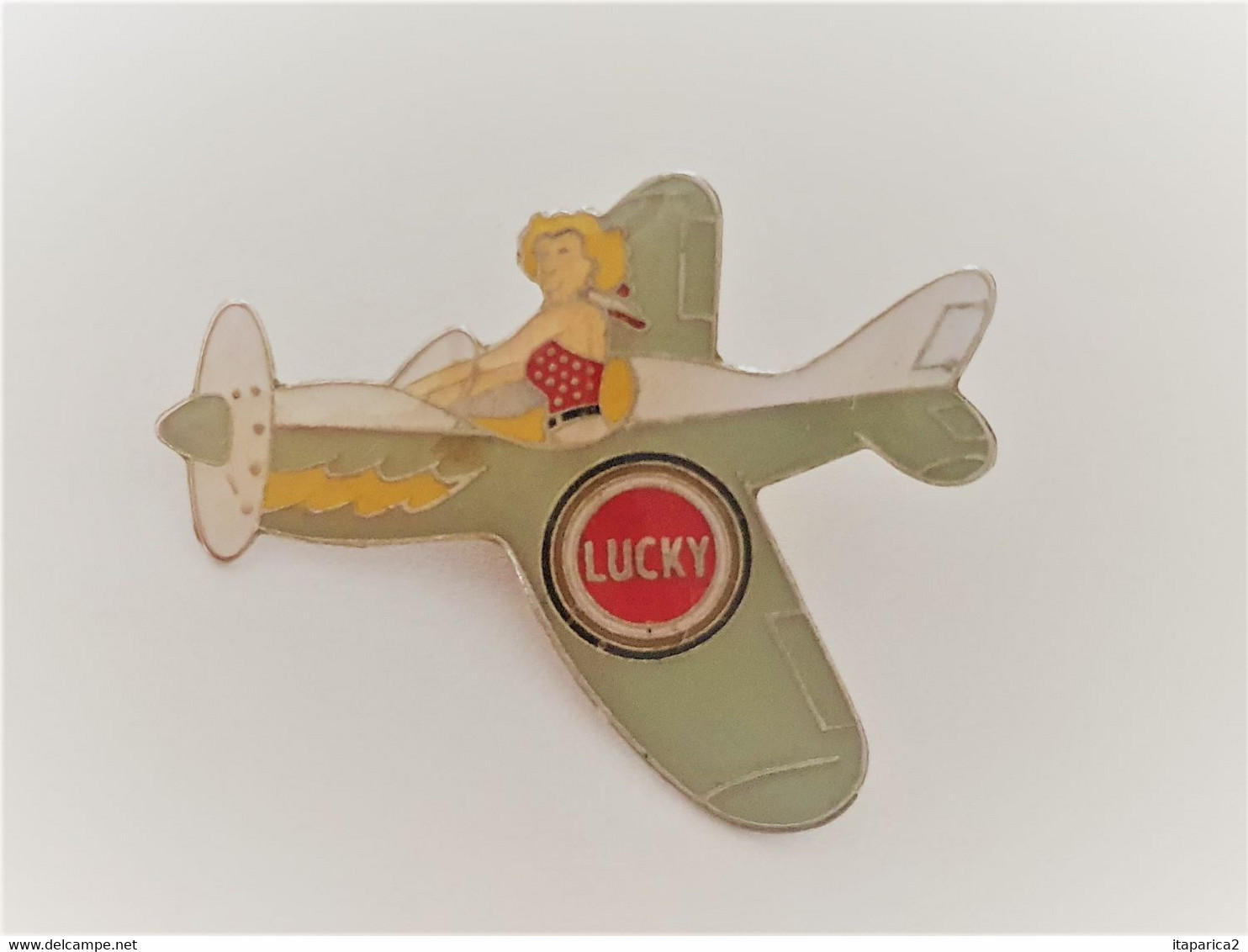 PINS PIN'UP CIGARETTES LUCKY Avion  / 33NAT - Pin-ups