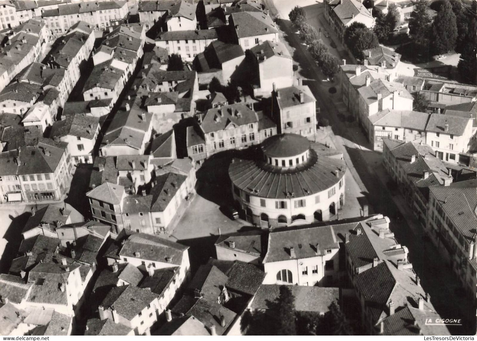 FRANCE - En Avion Sur Ambert - Vue Sur L'hôtel De Ville - Carte Postale Ancienne - Ambert