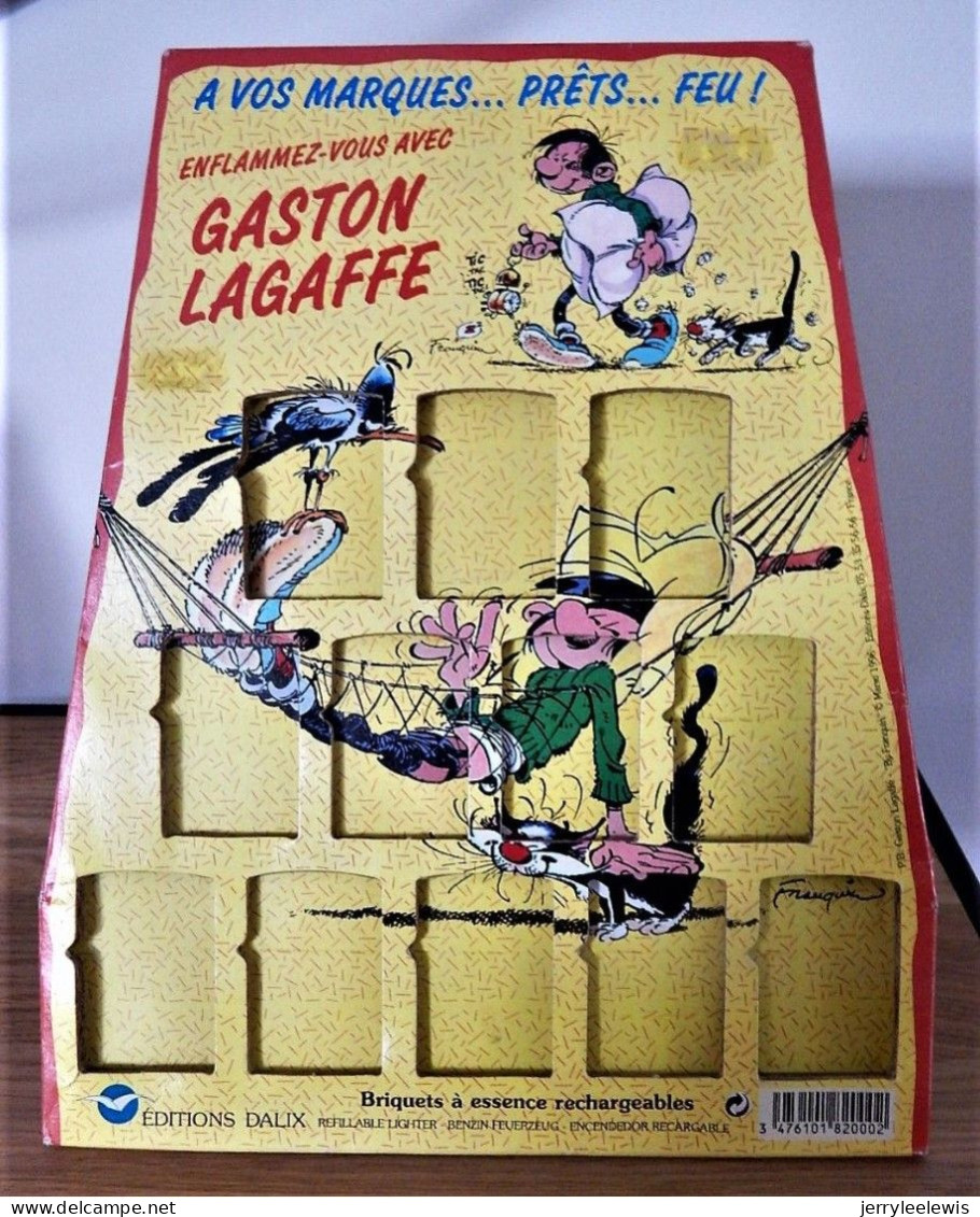 GASTON LAGAFFE -  PRESENTOIR  POUR 12 BRIQUETS NUMEROTES GASTON LAGAFFE  -  1996  ( 25 Cm X  30 Cm) - Autres & Non Classés