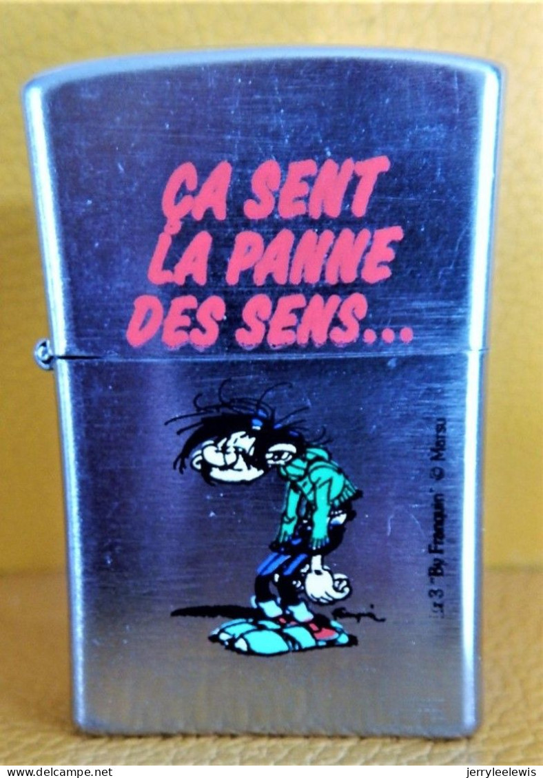 GASTON LAGAFFE -  Briquet à Essence Rechargeable N° 3 " Ca Sent La Panne Des Sens ... "  (5.5 Cm X 3.5 Cm) - Other & Unclassified