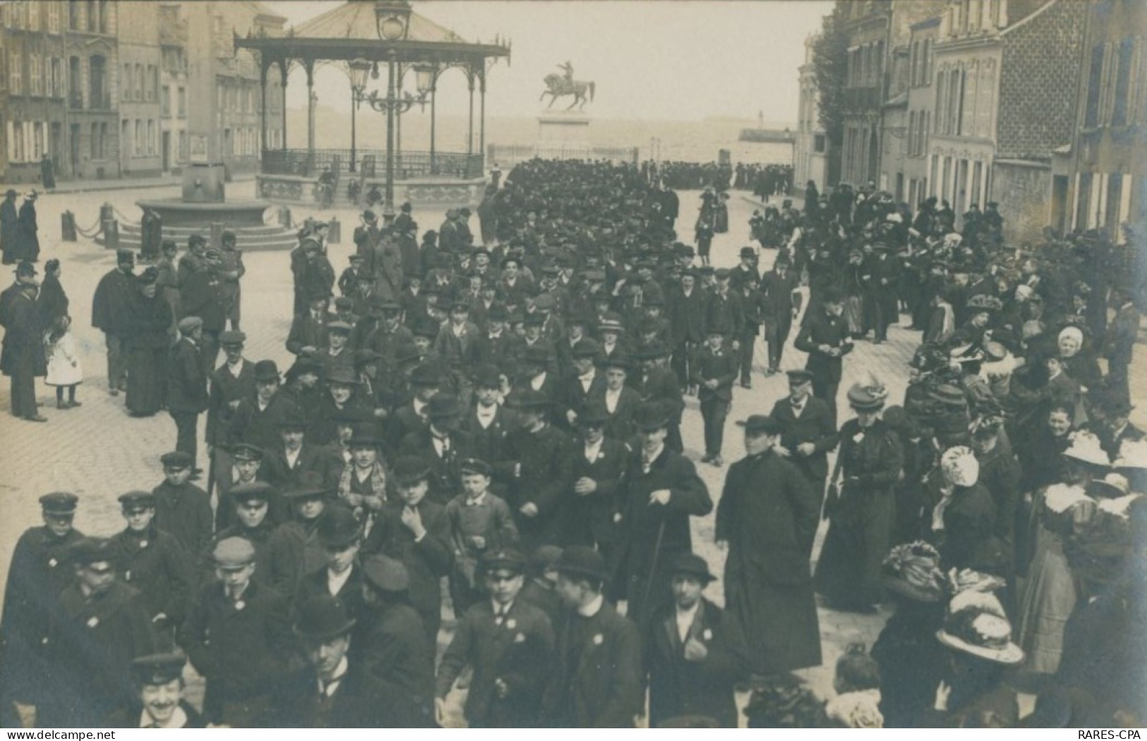 50 CHERBOURG - Place D'Armes - Défilé - CPA Photo  - TTB - Cherbourg