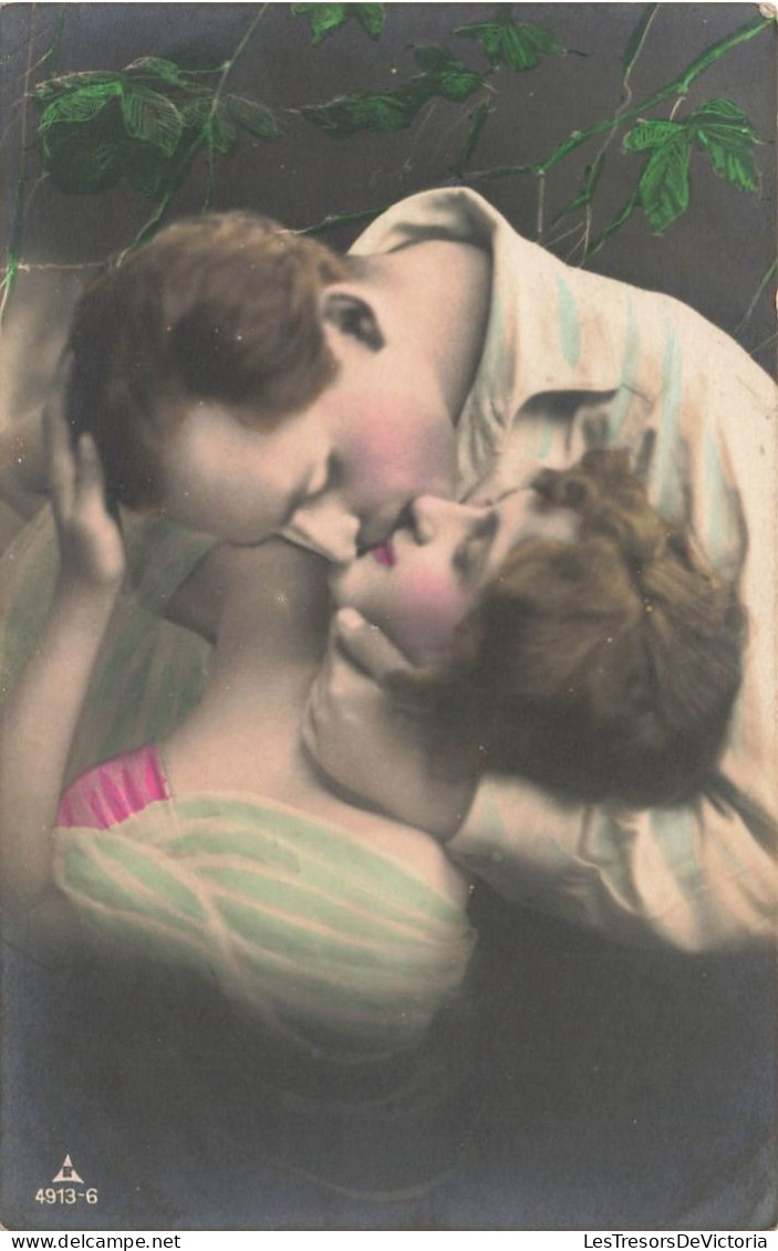 COUPLES - Couple S'embrassant - Fantaisie - Carte Postale Ancienne - Couples