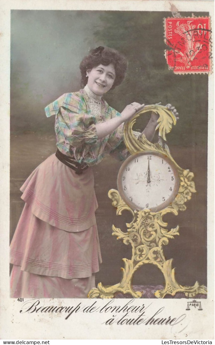 FANTAISIES - Beaucoup De Bonheur à Toute Heure - Dame Avec Une Horloge - Carte Postale Ancienne - Altri & Non Classificati