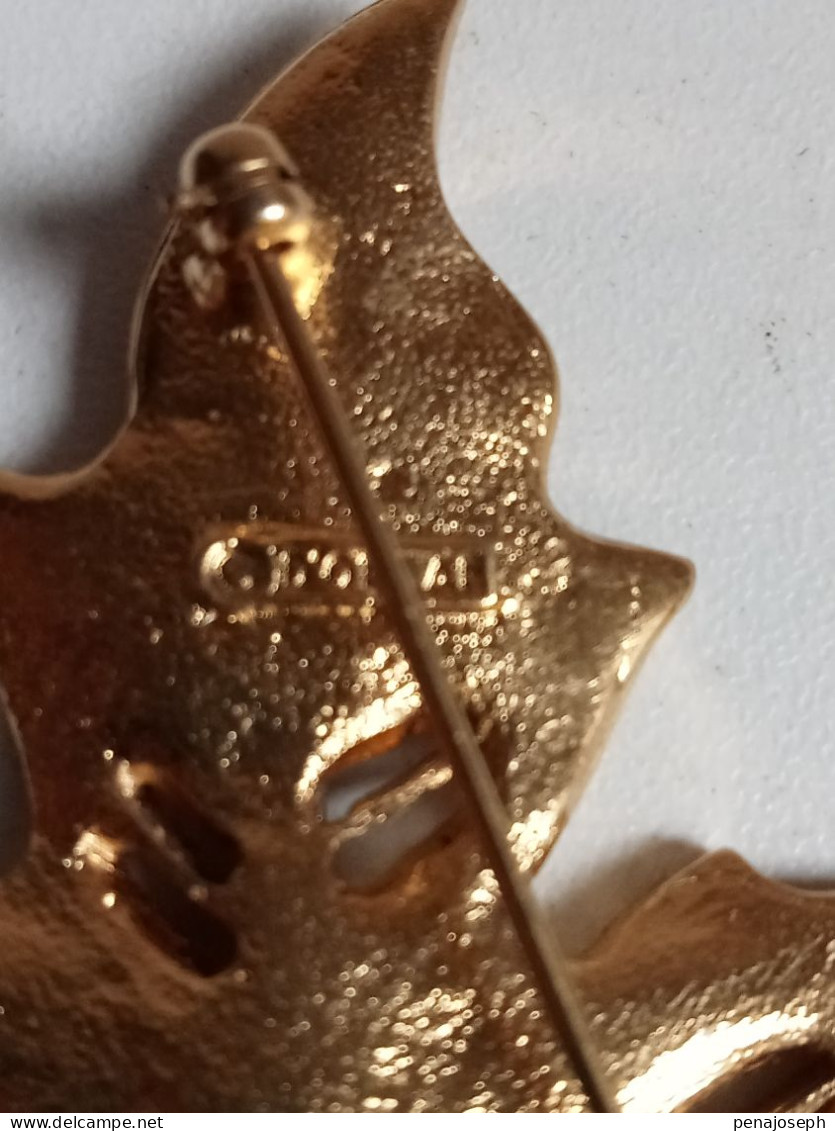D'ORLAN Broche feuille d'érable en or 22 carats triple plaqué avec cristaux Swarovski pavés