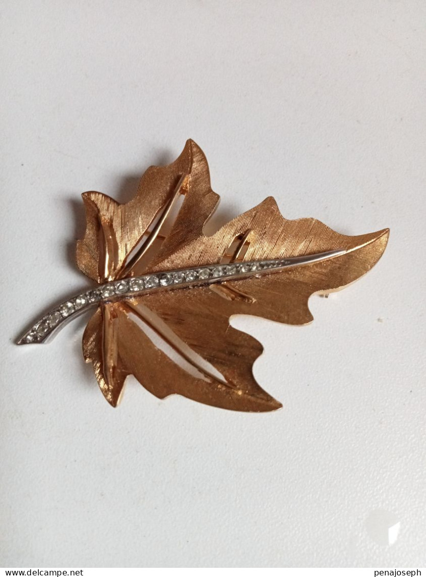D'ORLAN Broche feuille d'érable en or 22 carats triple plaqué avec cristaux Swarovski pavés