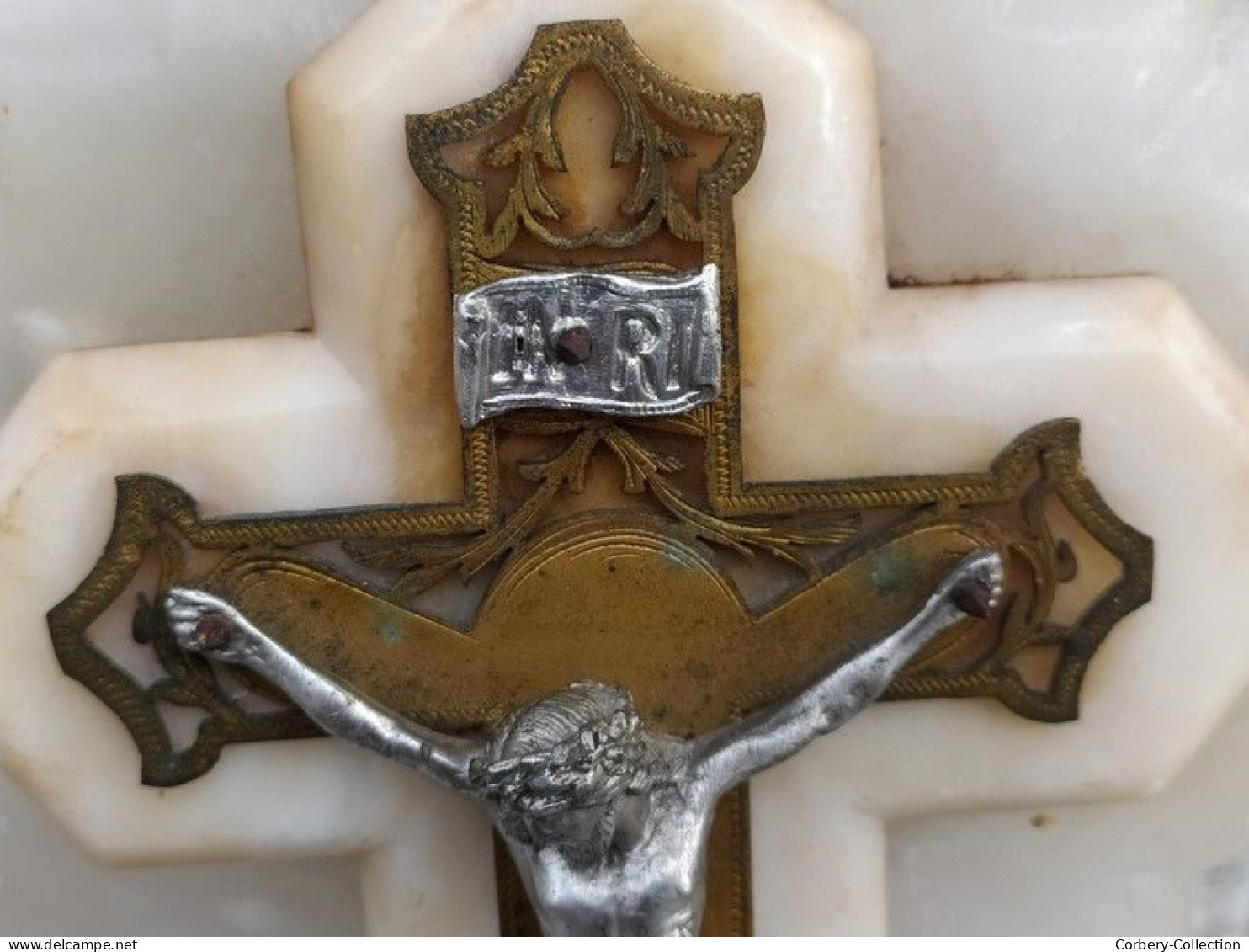 Ancien Crucifix Bénitier Albâtre Croix Métal Et Laiton XIXe Religieux - Religieuze Kunst