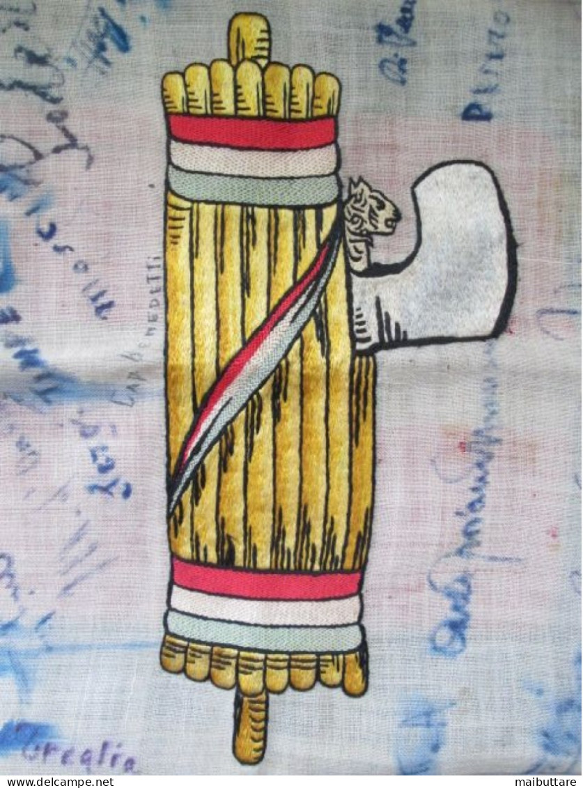 Bandiera con fascio littorio ricamato, firme originali e stemma Sabaudo.