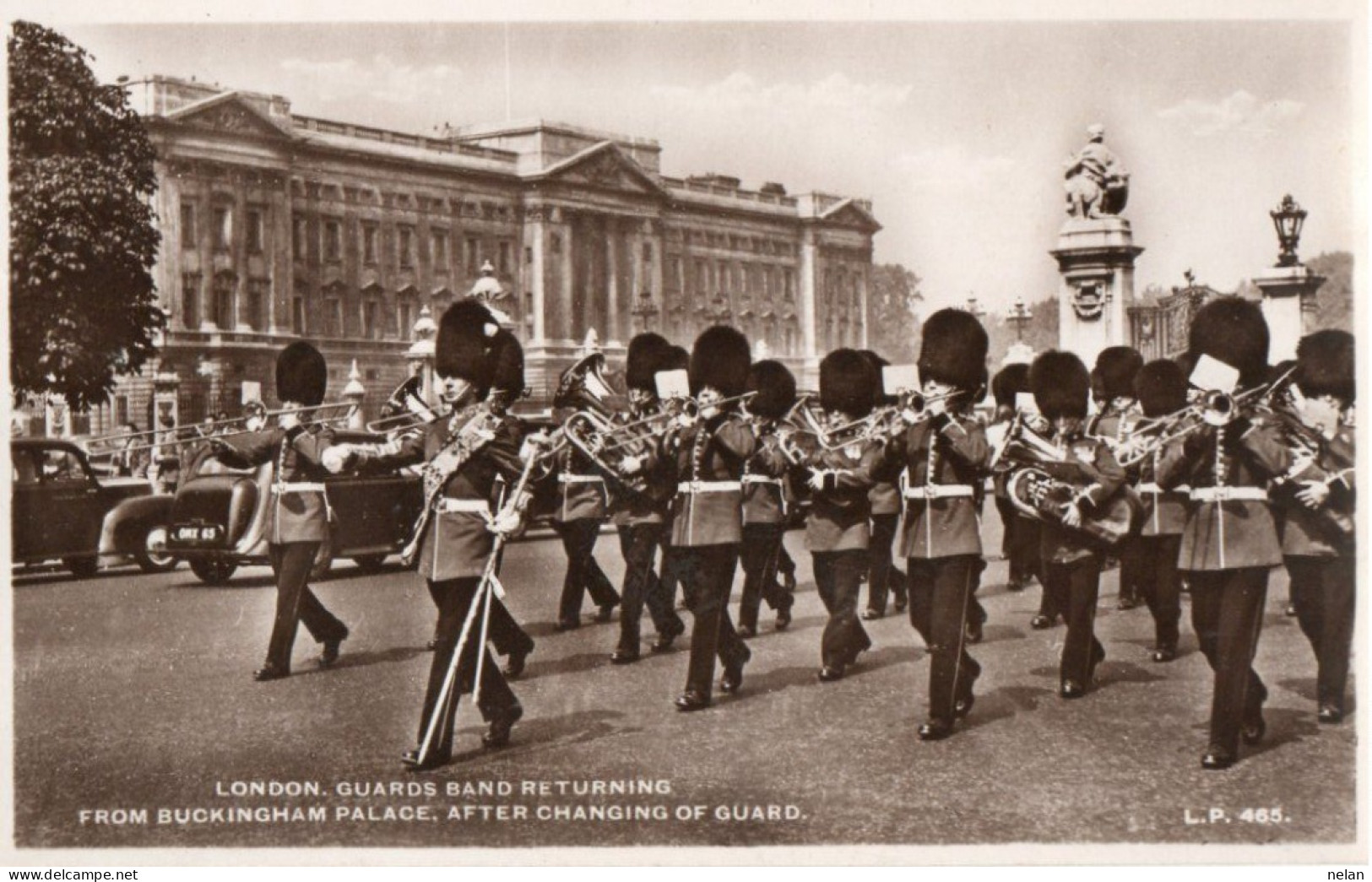 GUARDS BAND RETURNING - Buckingham Palace