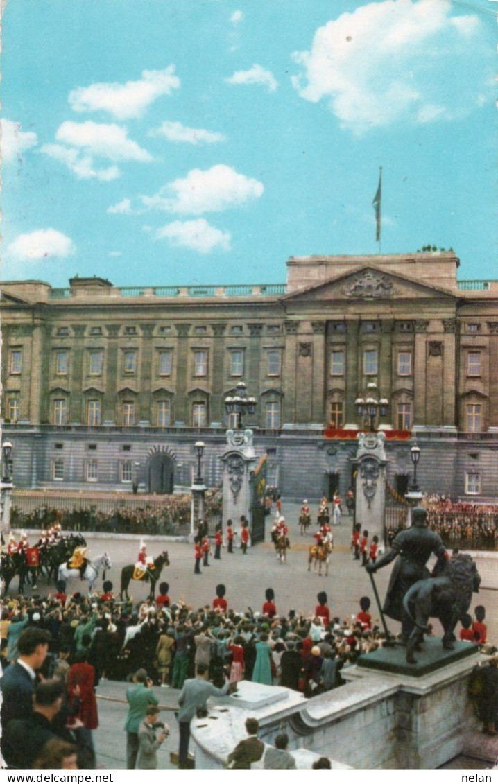 THE QUEEN LEAVES BUCKINGHAM PALACE - Buckingham Palace