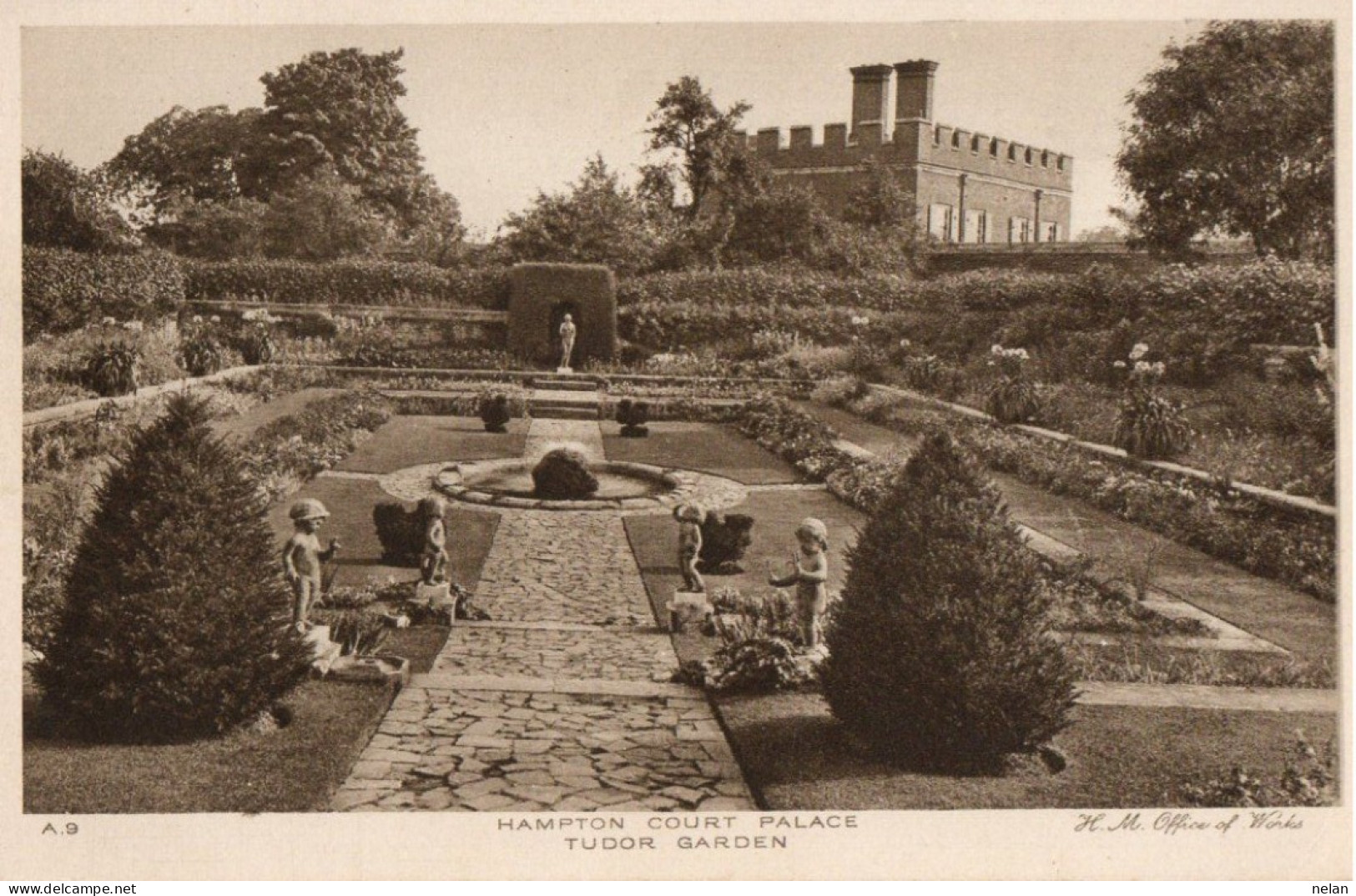 HAMPTON COURT PALACE - TUDOR GARDEN - Middlesex