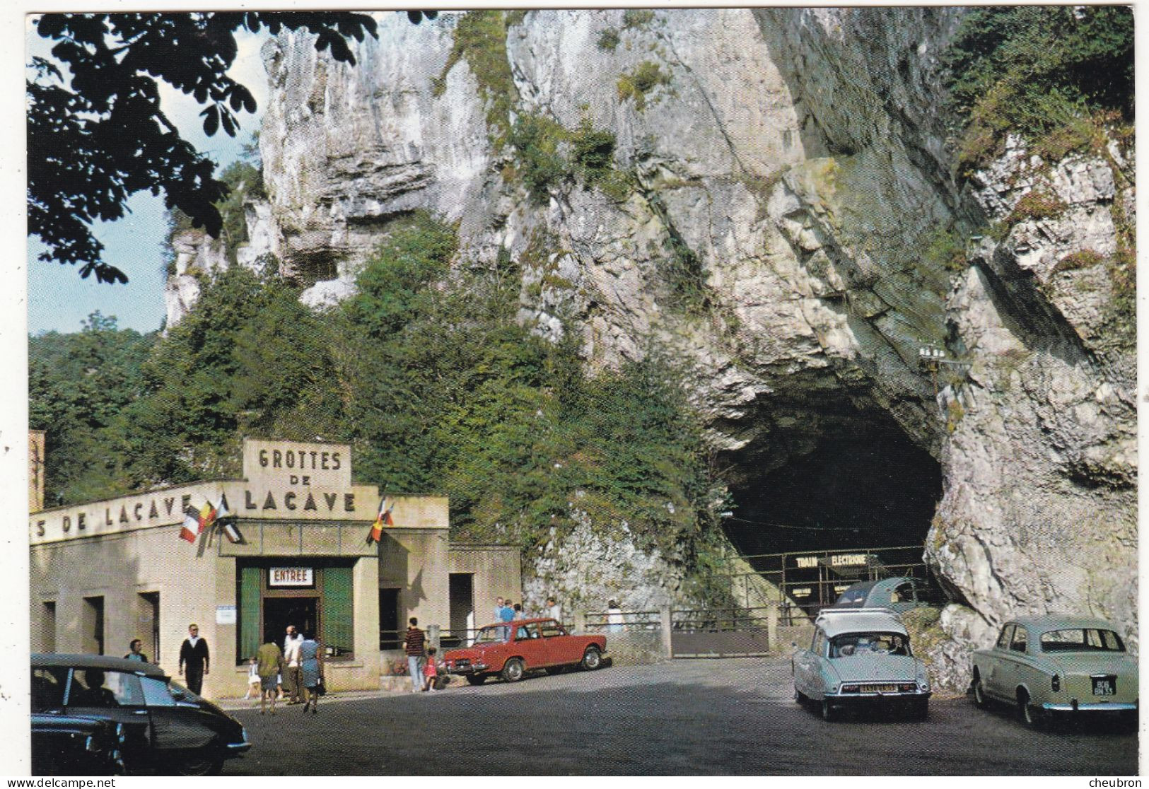 46. LACAVE. CPSM. ENTREE DES GROTTES ET LE ROCHER. VOITURES DS CITROEN 403 PEUGEOT.. - Lacave