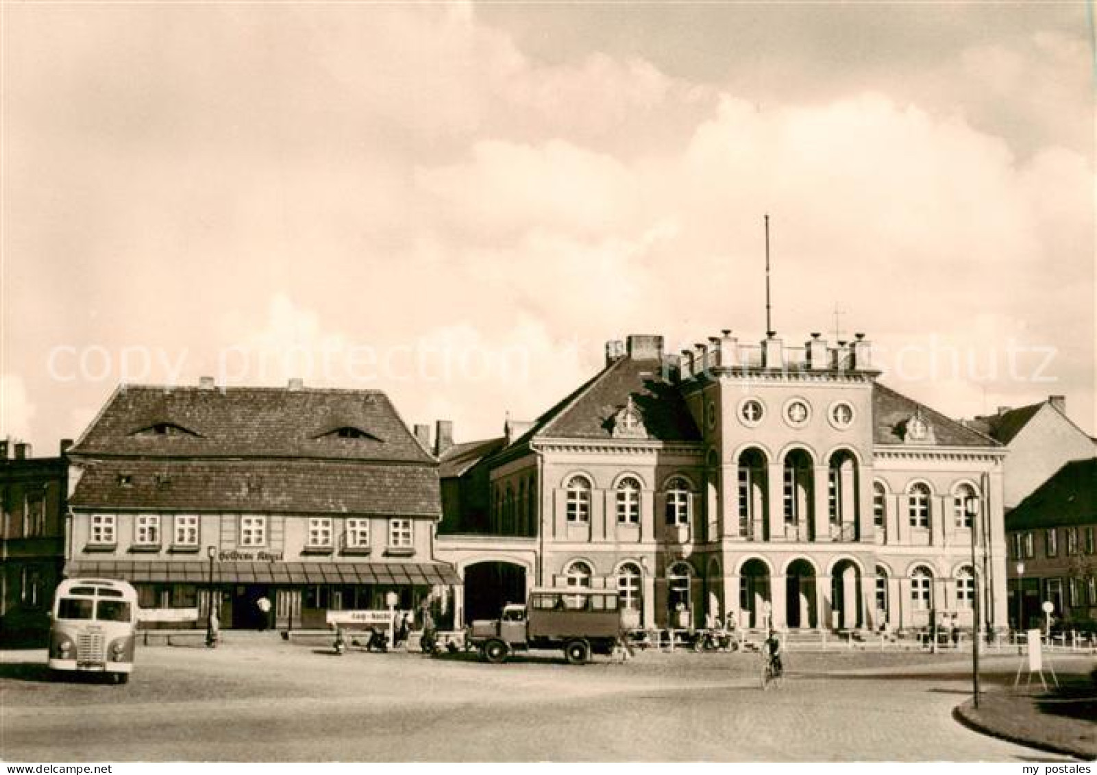 73870892 Neustrelitz Marktplatz Mit Rathaus Und Hotel Goldene Kugel Neustrelitz - Neustrelitz