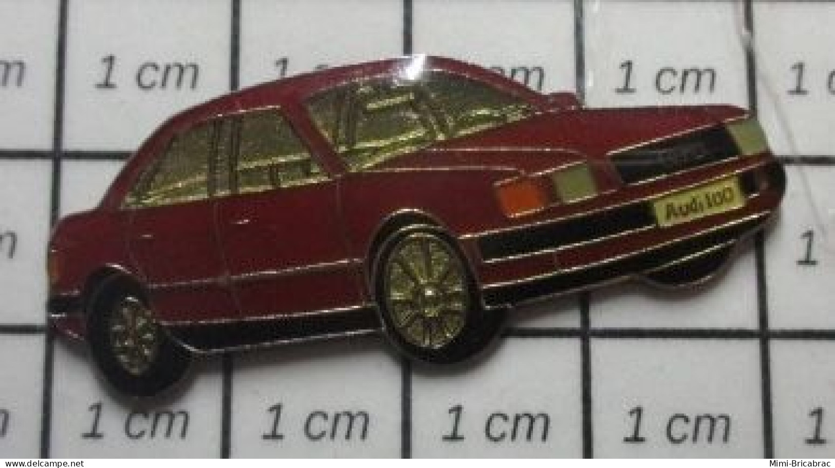 1119 Pin's Pins / Beau Et Rare /  AUTOMOBILES / AUDI 100 ROUGE - Peugeot