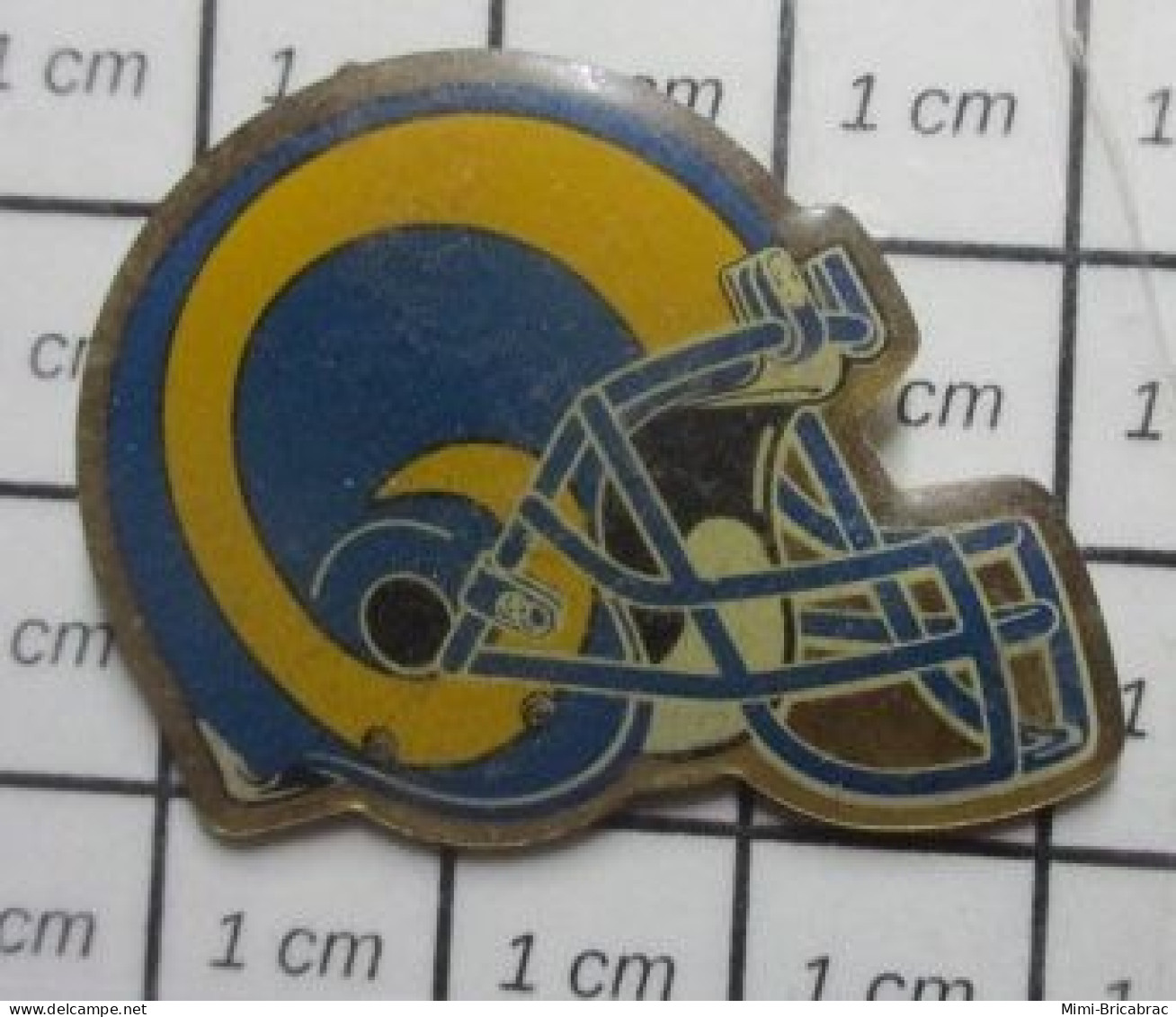 617 Pin's Pins / Beau Et Rare / SPORTS / CASQUE DE FOOTBALL AMERICAIN JAUNE ET BLEU - Football