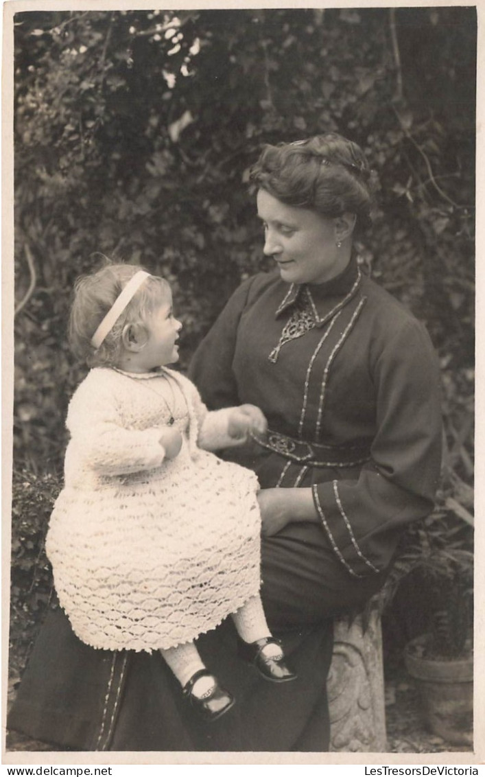 ENFANTS - Une Petite Fille Heureuse Assise Sur Le Genoux De Sa Mère - Carte Postale Ancienne - Ritratti