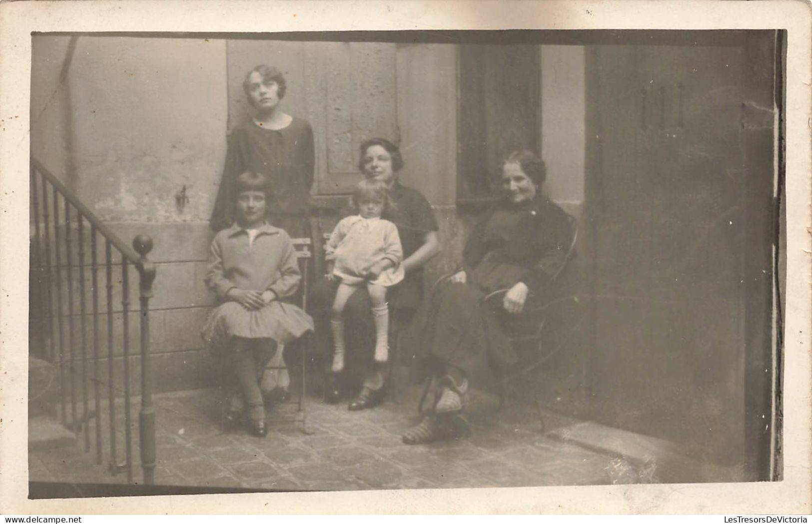 ENFANTS - Deux Enfants Avec Leur Famille  - Carte Postale Ancienne - Grupo De Niños Y Familias