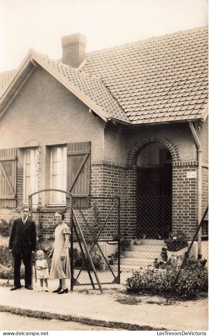 ENFANTS - Un Enfant Devant La Maison Avec Ses Parents - Carte Postale Ancienne - Ritratti