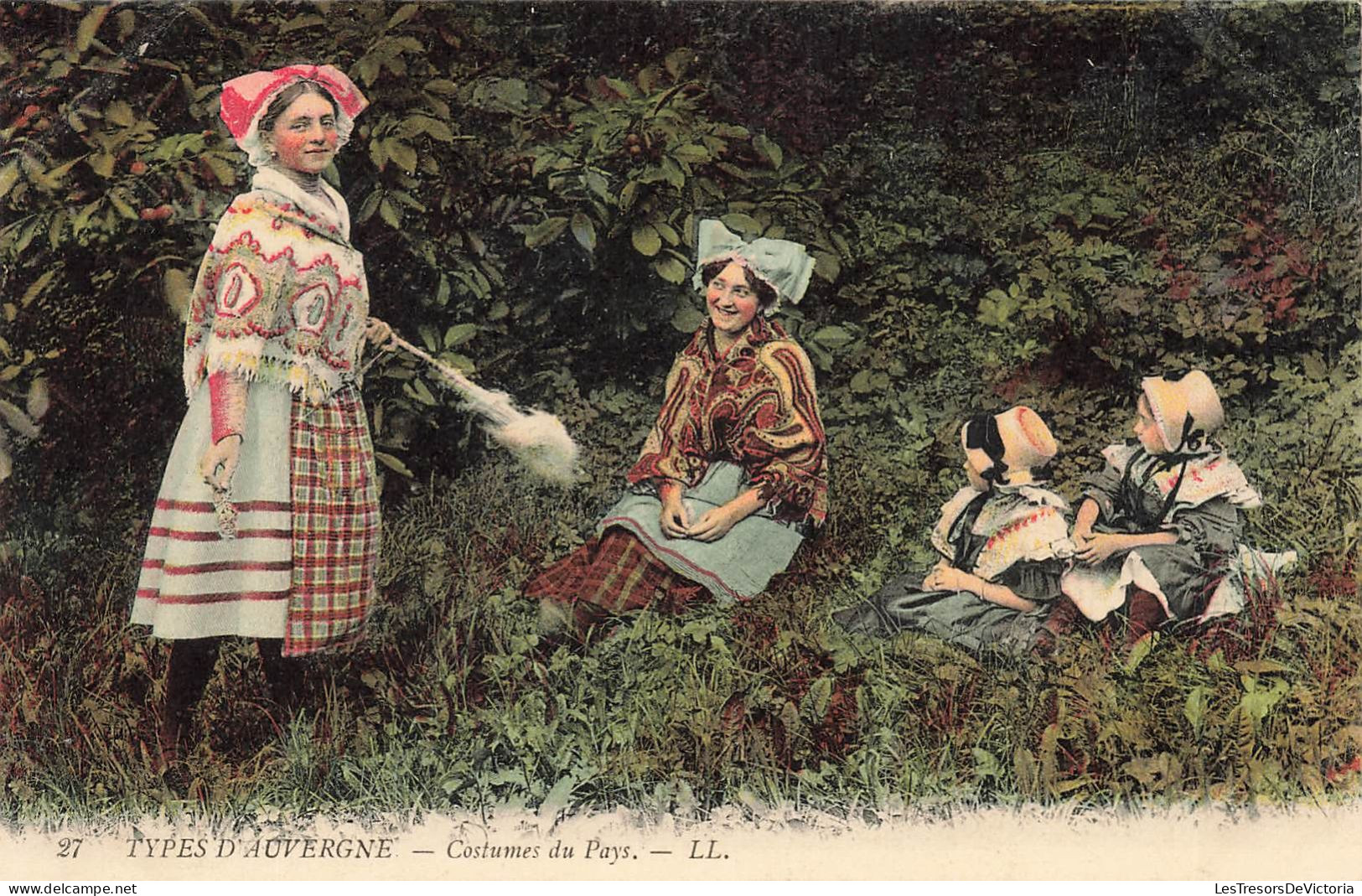 FOLKLORE - Types D'Auvergne - Costumes Du Pays - Carte Postale Ancienne - Costumi